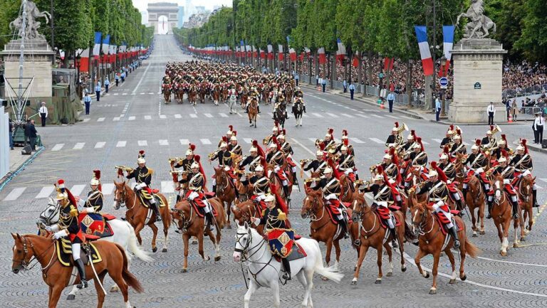 Passage de La Cavalerie de la Garde Républicaine ce matin sur les Champs. - garde republicaine