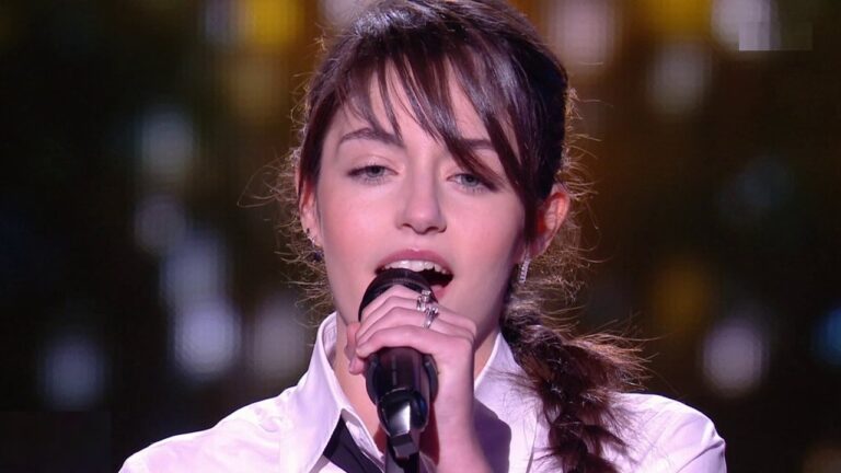 Giulia Falcone : La magie de sa voix se dévoile vraiment lorsqu'elle chante en français. - giu