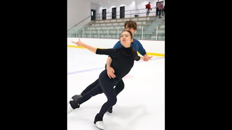 Danse sur glace : Les champions du Japon dansent sur "Le Freak" de CHIC. - glace 4