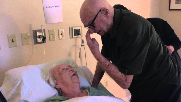Une vidéo difficile à regarder car tellement émouvante d'un homme de 92 ans chantant pour sa femme mourante. - grand mere