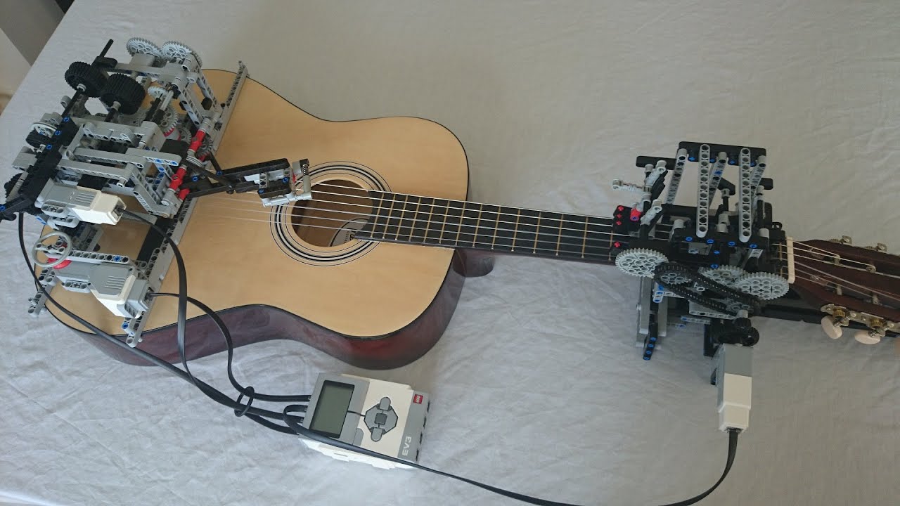 Un robot LEGO Mindstorms qui joue de la guitare !