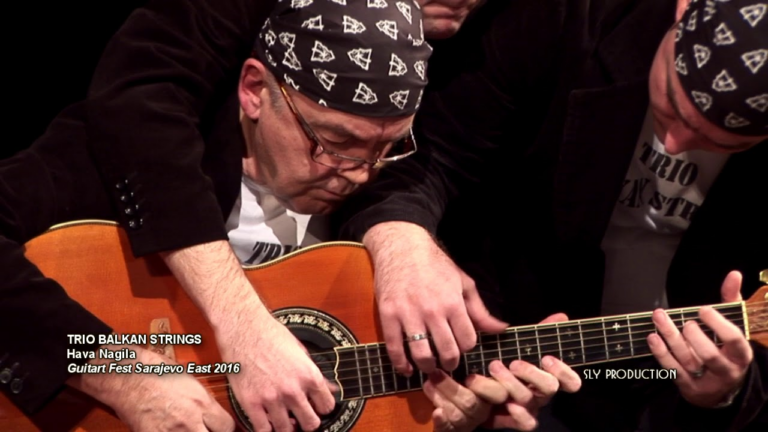 "Hava Nagila" joué par 3 guitaristes sur la même guitare, à 6 mains. Exceptionnel ! - guitarec