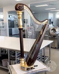 Le maître chocolatier Amaury Guichon réalise une harpe en chocolat de 1,5m - harpe