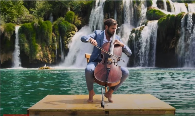 Hauser joue au milieu des Chutes du Krka.