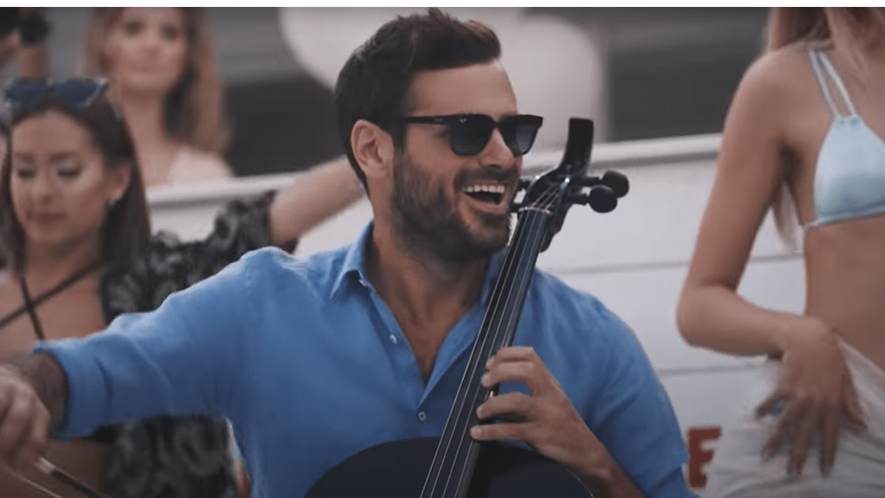 Stjepan Hauser nous invite à danser la Lambada dans sa Summer Beach Party