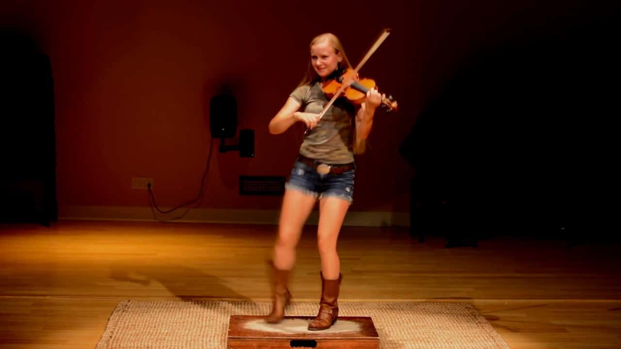 Hillary Klug fait le buzz avec sa danse et son violon.