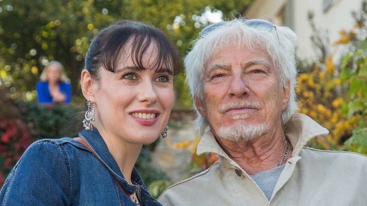 Hugues Aufray enterre « sa vie de jeune garçon ». Il va épouser Muriel de 45 ans sa cadette.