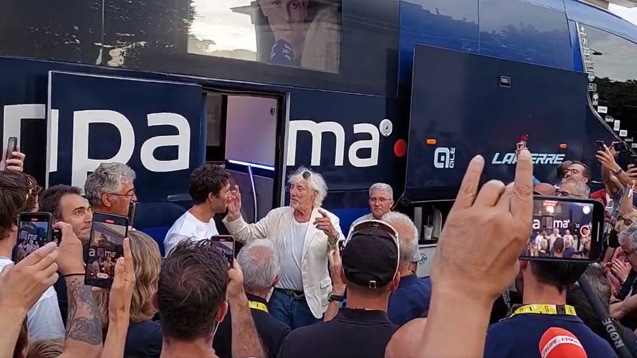 Hugues Aufray met l&rsquo;ambiance en chantant « Santiano » pour Thibaut Pinot au pied du bus Groupama-FDJ !