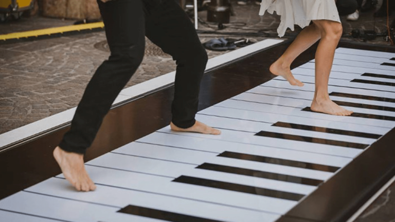 La BO du film "Le fabuleux destin d'Amélie Poulain" joué au piano géant avec les pieds - il grande piano