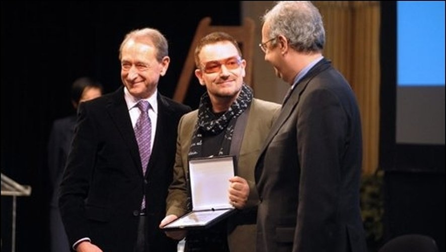 A Paris, les prix Nobel de la Paix nomment Bono "Homme de la paix 2008" -  ladepeche.fr