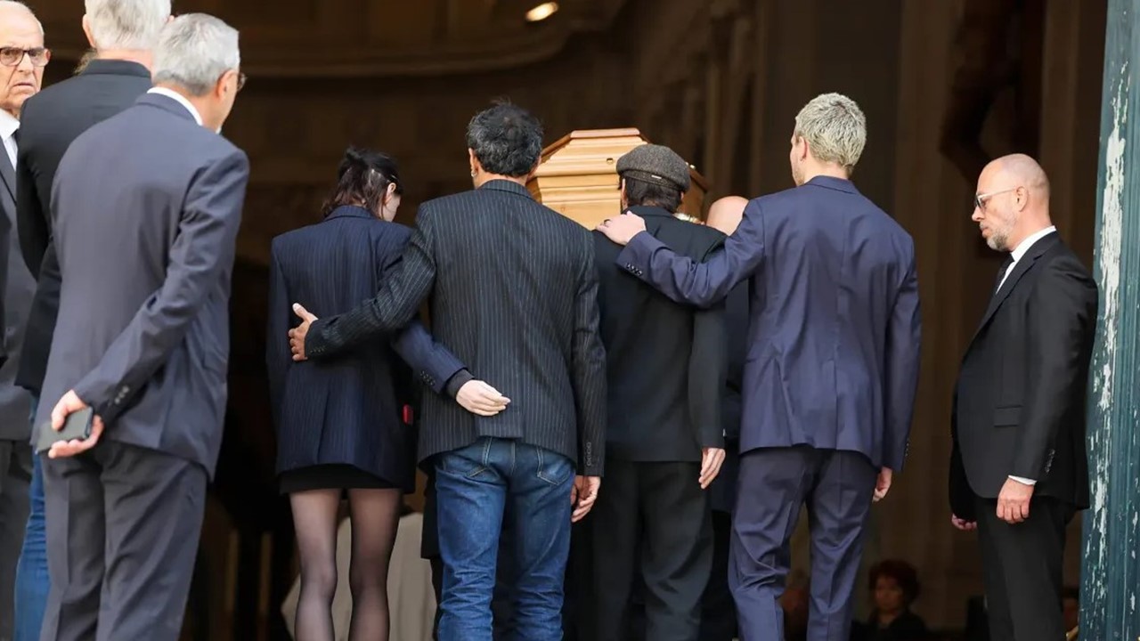 Obsèques de Jane Birkin : Le très émouvant hommage de Lou Doillon et de Charlotte Gainsbourg.