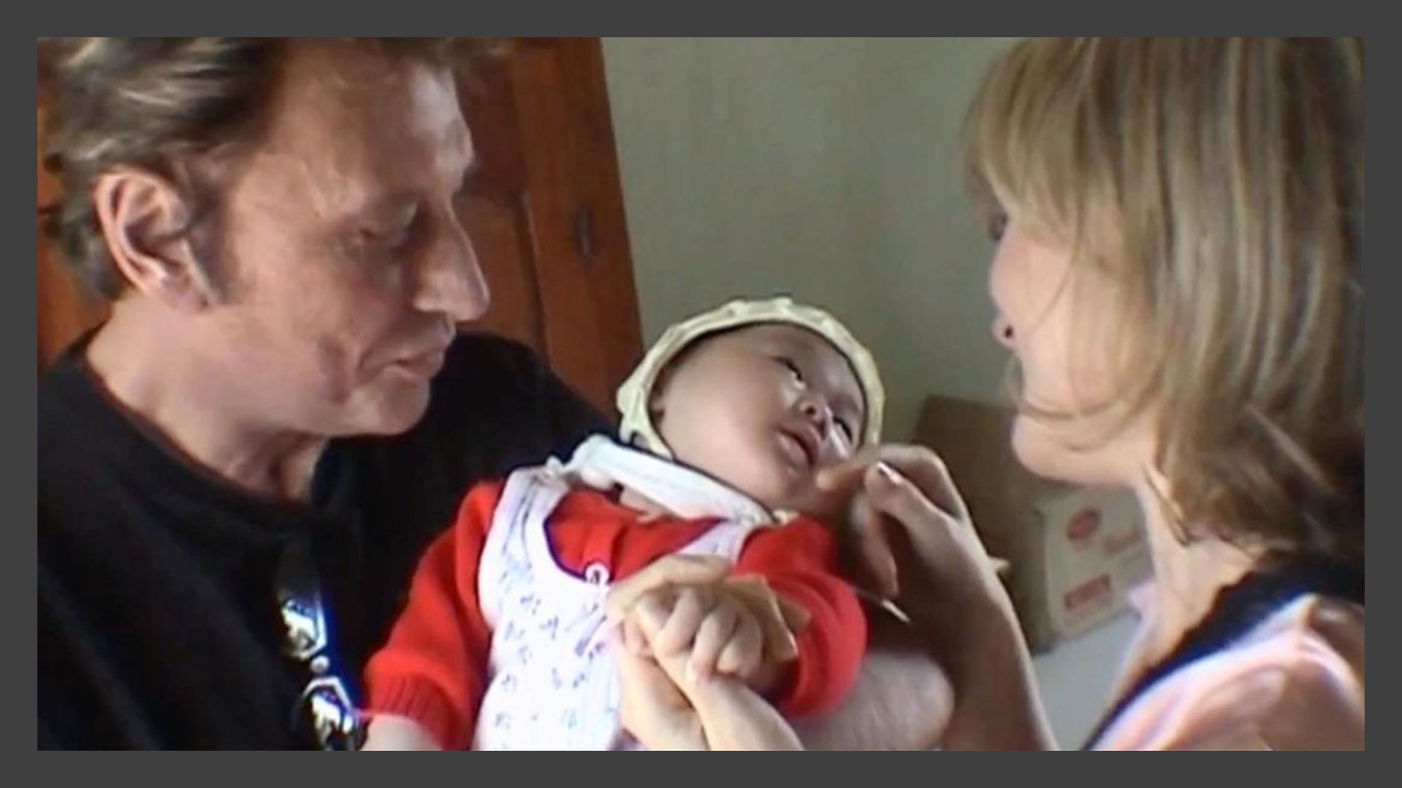 Johnny sur M6 : La touchante  première rencontre avec Jade bébé.