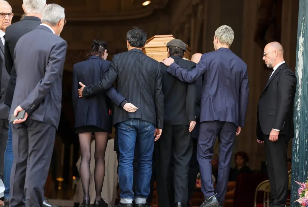 Obsèques de Jane Birkin : Le très émouvant hommage de Lou Doillon et de Charlotte Gainsbourg. - jane birkin 3 2