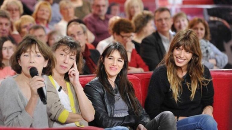 2013 - Un moment touchant : Michel Drucker recevait Jane Birkin et ses trois filles sur son canapé rouge. - jane birkin 8