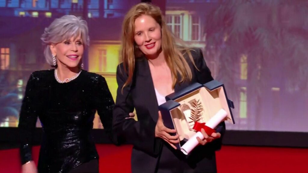 Cannes : Quand Jane Fonda balance le diplôme de la Palme d'Or dans le dos de Justine Triet. - jane fonda