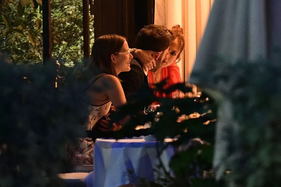 La jeune mariée Jennifer Lopez fête ses 53 ans le 24 juillet. Lune de miel à Paris avec Ben Affleck ! - jen 2