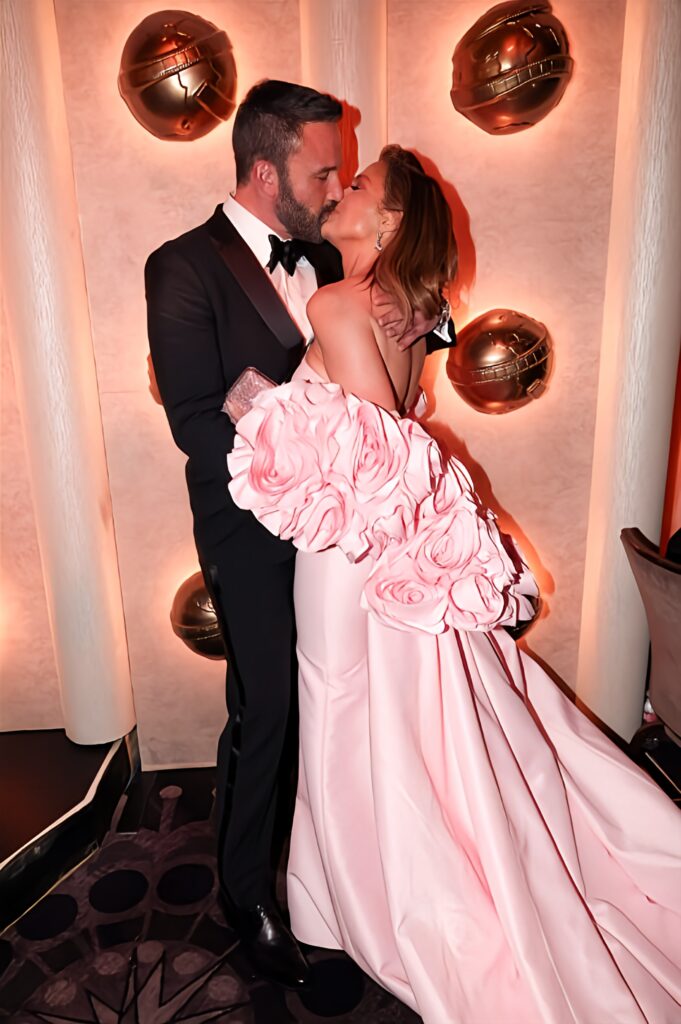 Jennifer Lopez et Ben Affleck remportent le prix du "tapis rouge" aux Golden Globes 2024. - jennifer lopez 5