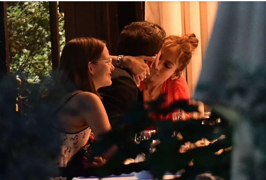 La jeune mariée Jennifer Lopez fête ses 53 ans le 24 juillet. Lune de miel à Paris avec Ben Affleck ! - jern 3