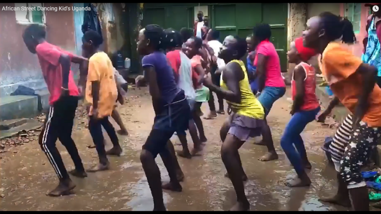 La joie d'enfants d'un bidonville ougandais lorsqu'ils dansent Jerusalema sous la pluie. - jerusalema 6