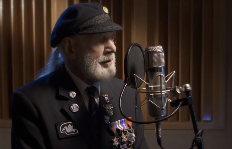 Un vétéran anglais chante un hommage aux combattants morts en Normandie. - jim radford