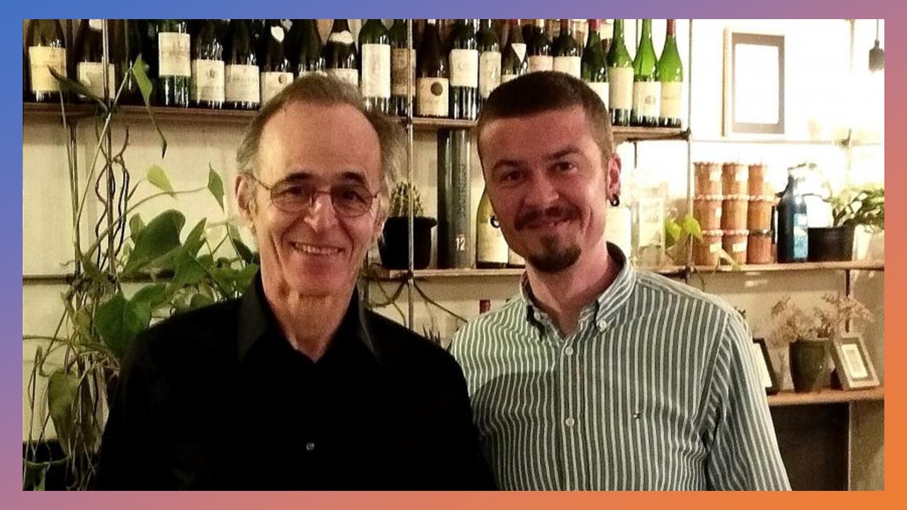 Jean-Jacques Goldman fidèle à lui même : Il réserve dans un restaurant de Lille sous un faux nom.