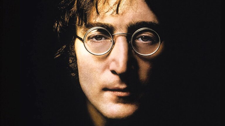 John Lennon est né le 9 octobre 1940. Réécoutez un Medley joué par les Beatles en 1964. - john lennon 1