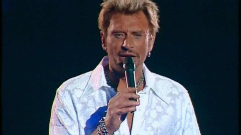 En 1998 Johnny chantait "Sur ma vie" au Stade de France. - johnny