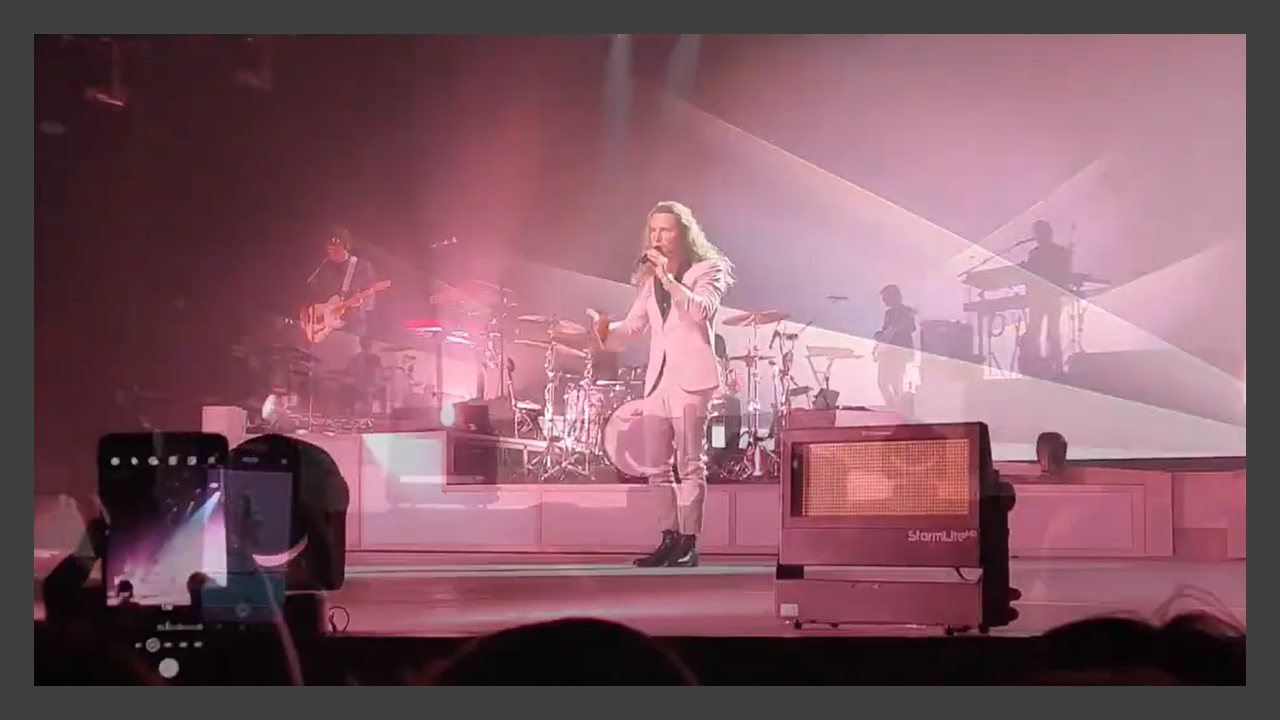 Live du 28 avril: Julien Doré revisite Le Sunlight des Tropiques et s&rsquo;arrête soudainement de chanter…