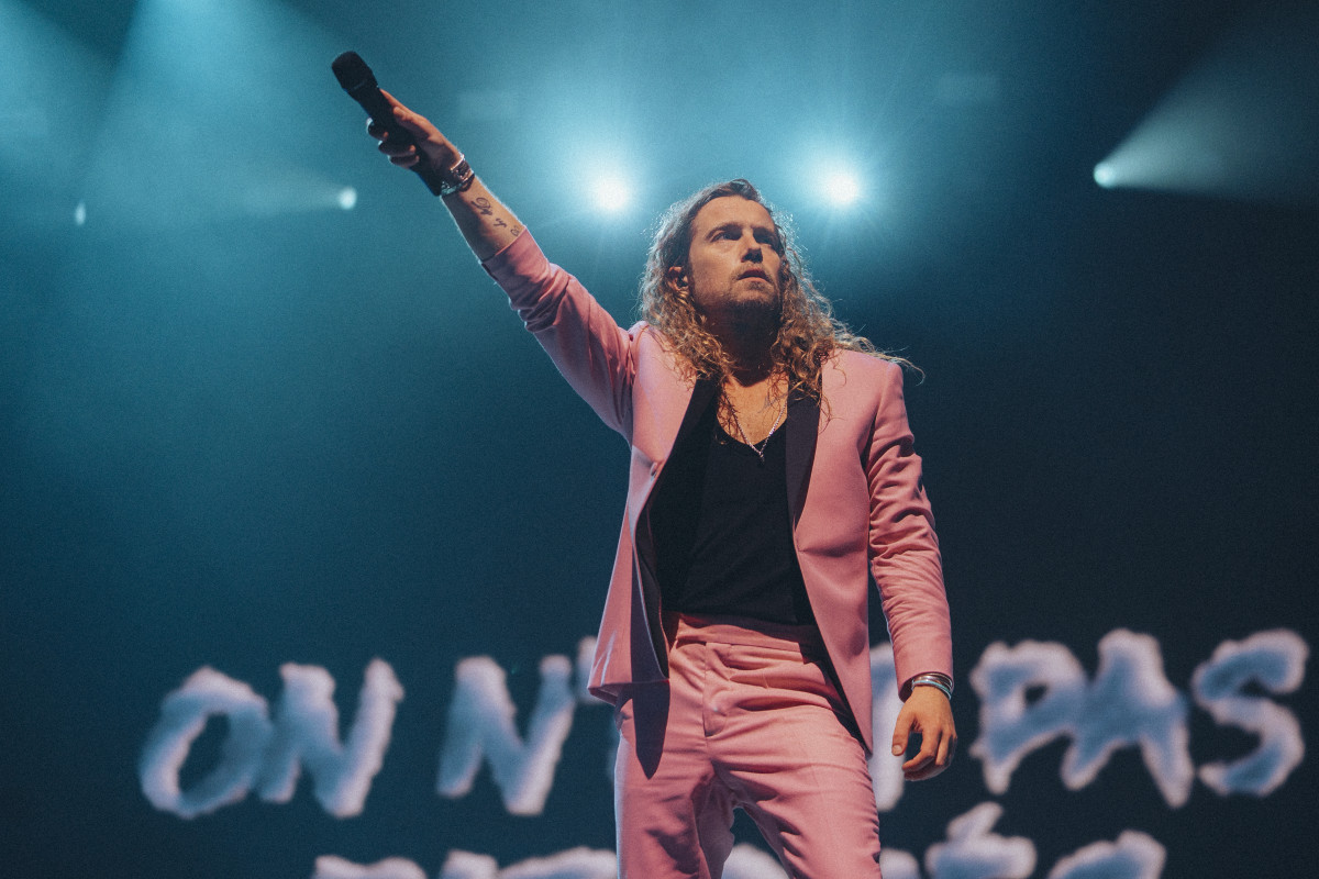 D&rsquo;une voix toute mignonne, le fils de Julien Doré, 2 ans, annonce un nouveau « pestacle » !