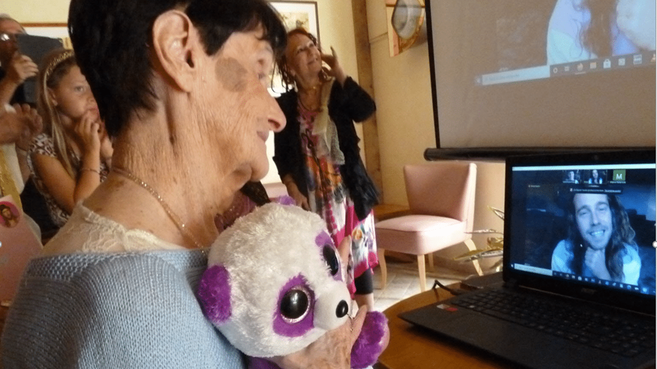 Julien Doré souhaite l&rsquo;anniversaire à Paulette, une fan de 90 ans.