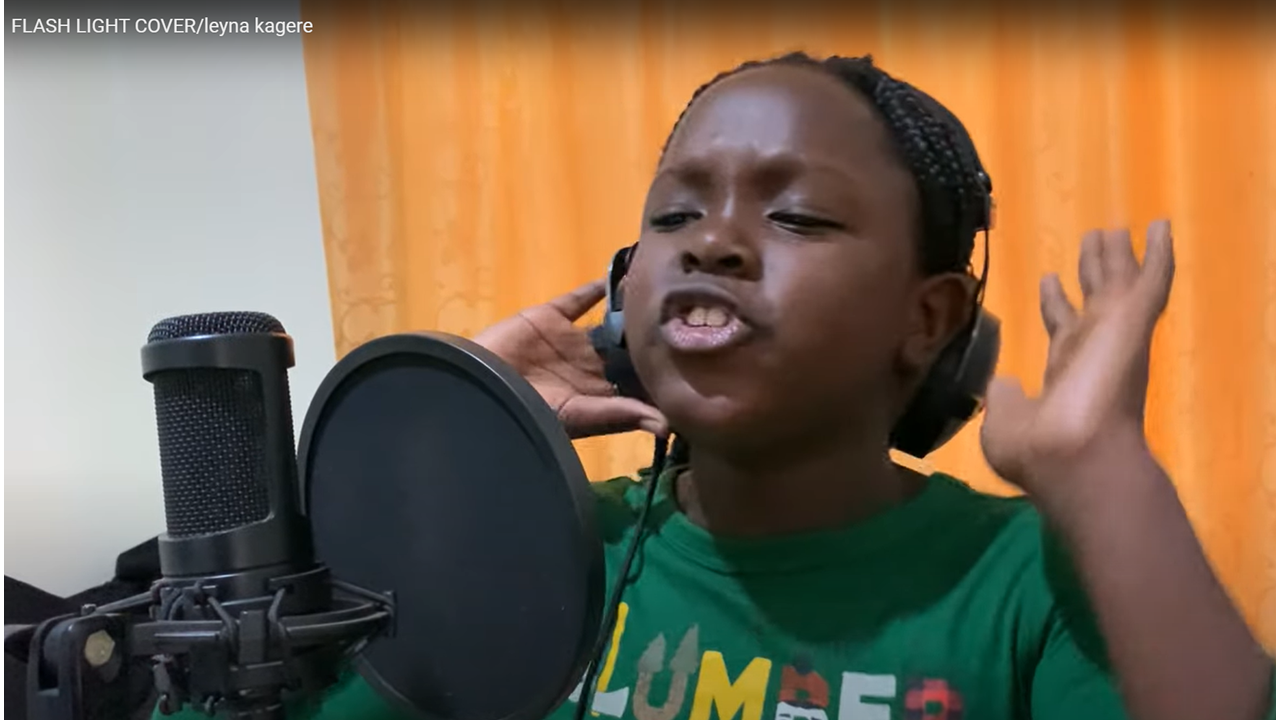 Cover : La jeune ougandaise Leyna Kagere 10 ans, surprend avec sa voix puissante.