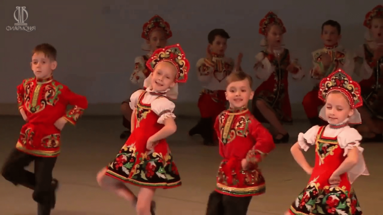 Spectacle de danse du groupe d'enfants russes Kalinka de János Tóth - kalinka