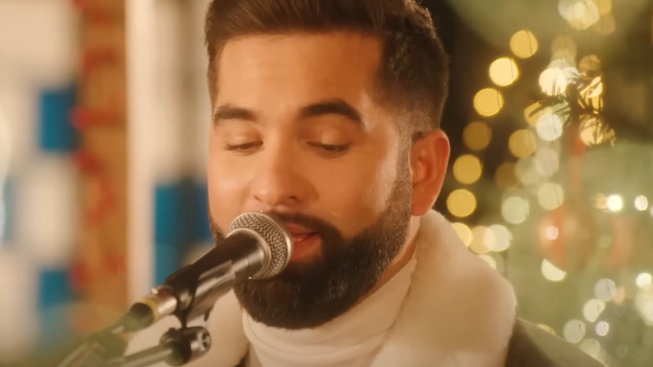 Kendji Girac offre un concert de noël surprise aux enfants dans une école primaire.
