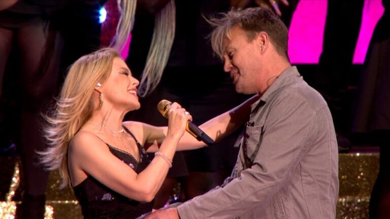 Kylie Minogue et Jason Donovan interprètent "Especially For You" 30 ans après... - kilie minqge
