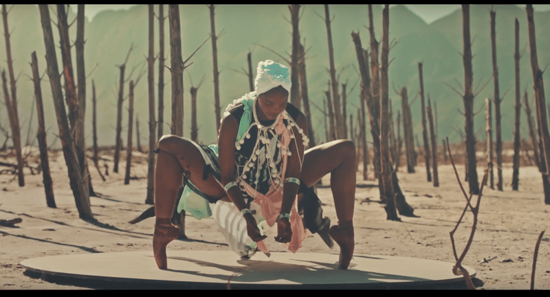Sécheresse : Une ballerine célèbre danse pour faire tomber la pluie.