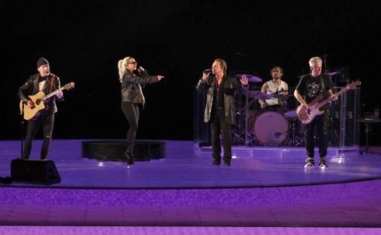 Live : Lady Gaga monte sur scène et chante "Shallow" avec U2 à Las Vegas ! - lady gaga bono scaled 1