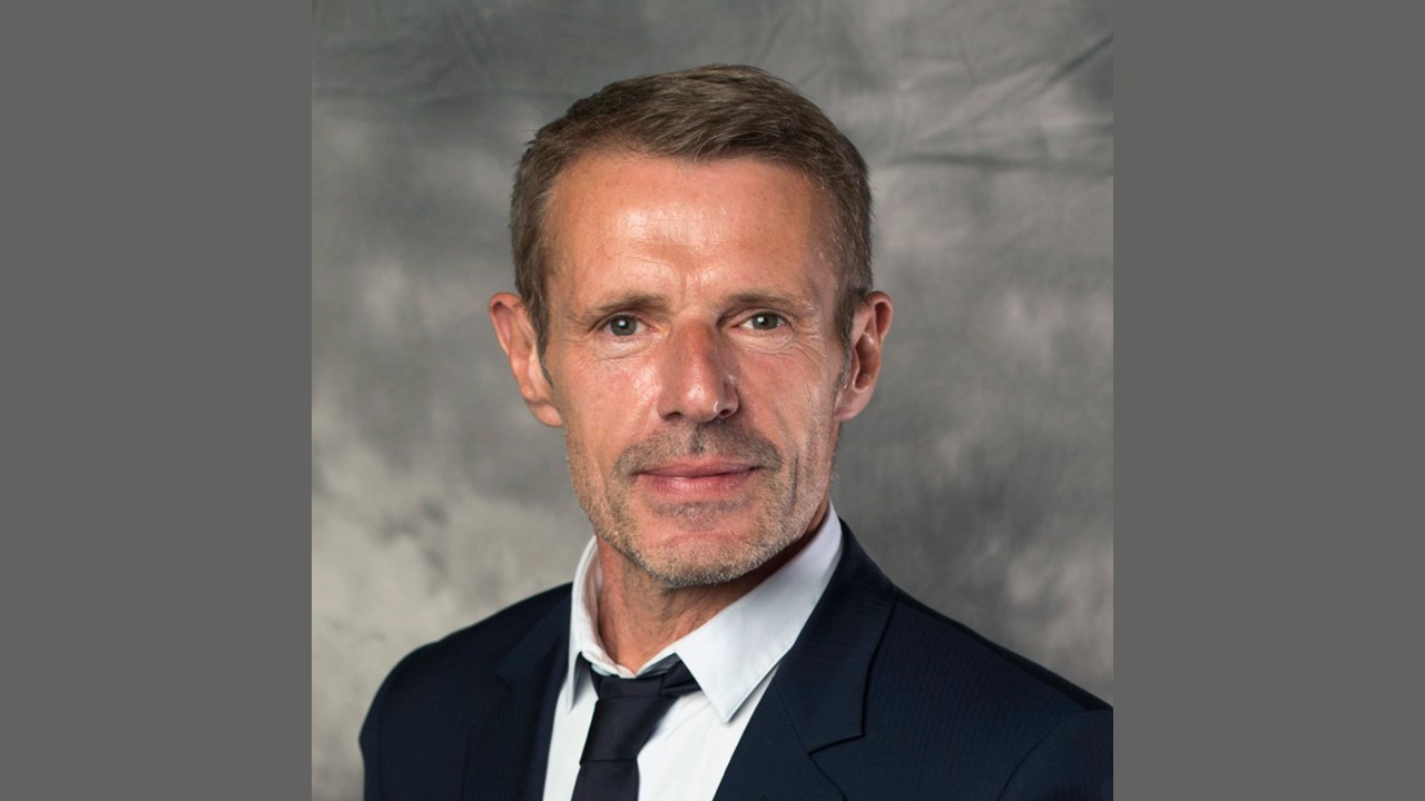 Bon anniversaire à Lambert Wilson (64 ans). L&rsquo;acteur est aussi chanteur…
