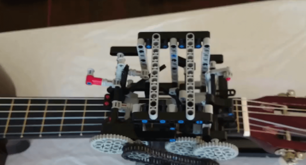 Un robot LEGO Mindstorms qui joue de la guitare ! - lego guitare