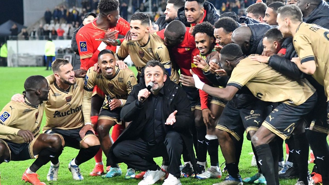 Les supporters de Lens chantent « Les corons » et « On les a chicotés » leur nouveau tube !