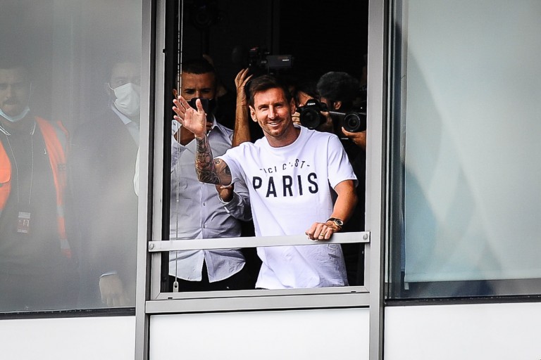 Lionel Messi avec le T-shirt "ici c'est Paris" - lionel messi avec le t shirt ici cest paris suis nous