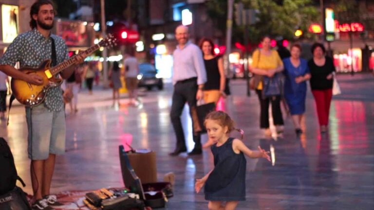 Une petite fille qui danse seule devant un guitariste fait presque 7 Millions de vues ! - little dancing