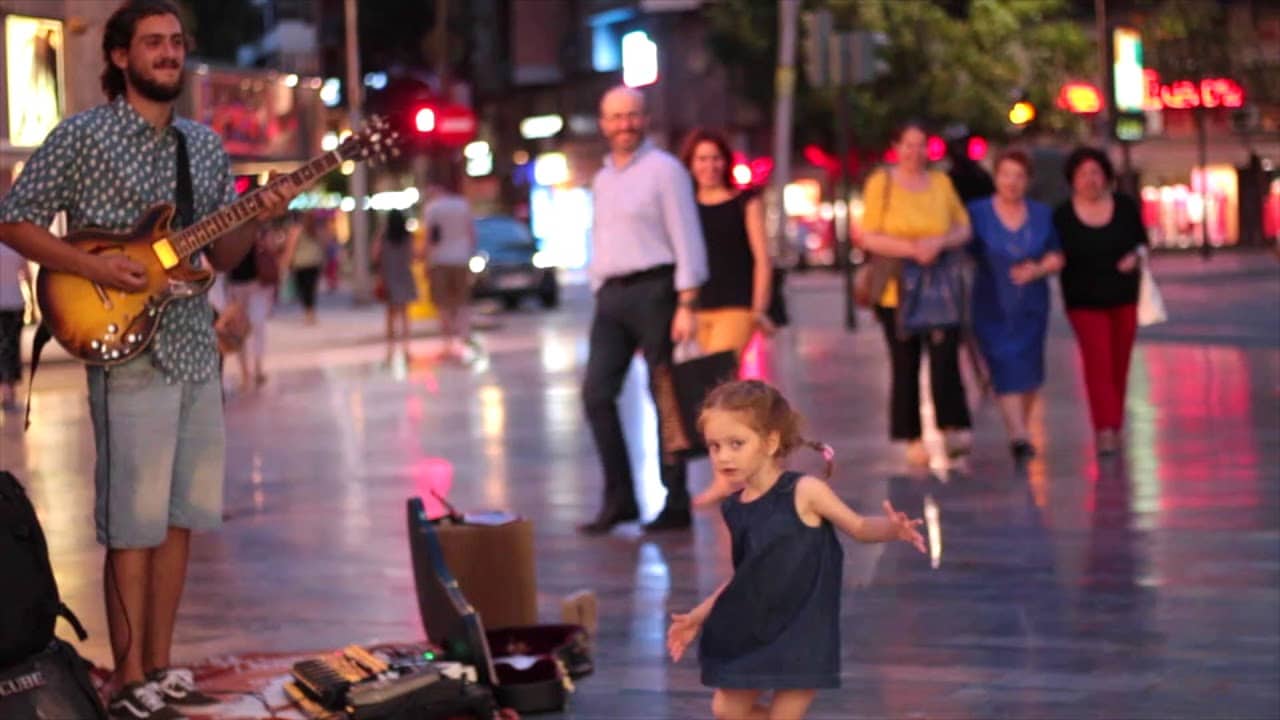 Une petite fille qui danse seule devant un guitariste fait presque 7 Millions de vues !