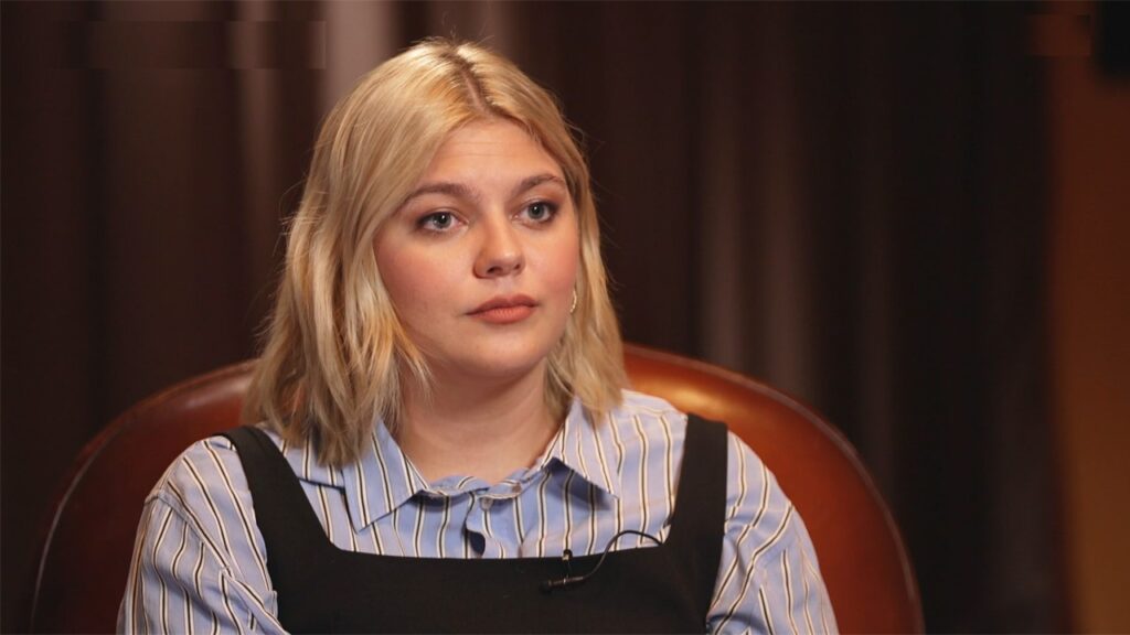 Louane "Le Portrait" : Victime de harcèlement scolaire, elle s'est confiée sur ce combat... - louane 2 3