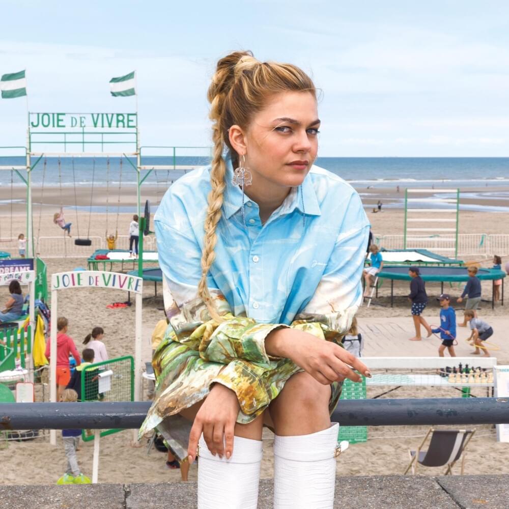 Louane mise sur « Désolée » pour booster son album.