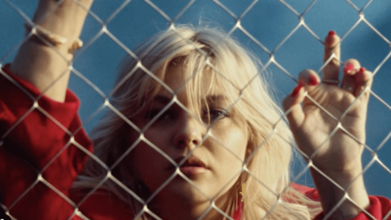 Découvrez le nouveau clip de Louane "Tornade", extrait de son album réédition - louane 6