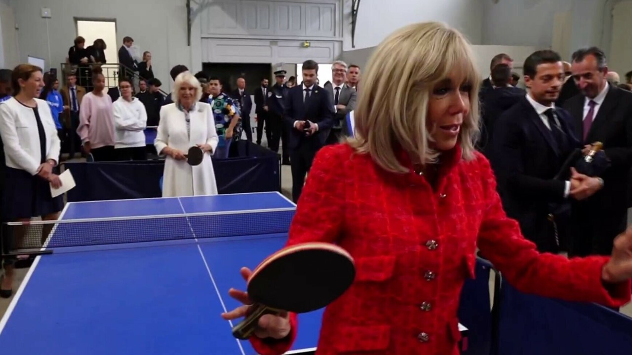 Nouvel épisode Benny Hill : « La partie de ping-pong Camilla – Brigitte »