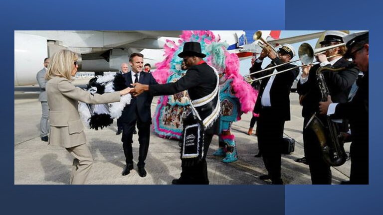 Brigitte Macron danse au pied de l'avion en arrivant à la Nouvelle-Orléans. - macrone