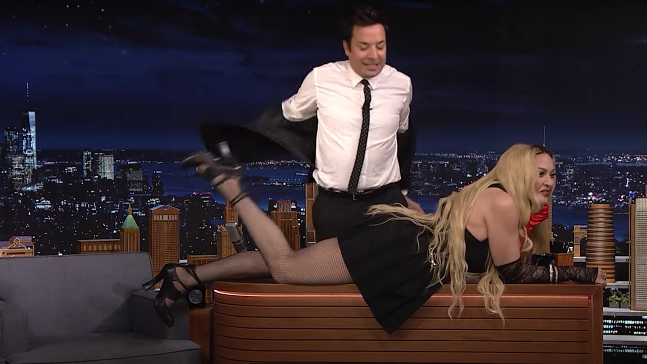 Madonna montre ses fesses chez Jimmy Fallon. Sympa, marrant, ridicule, déplacé ?