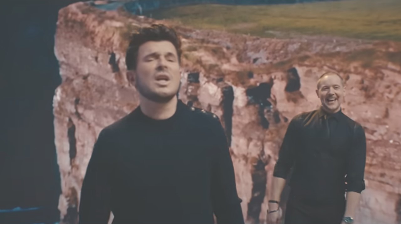 Vincent Niclo reprend « La tribu de Dana » en duo avec Manau.