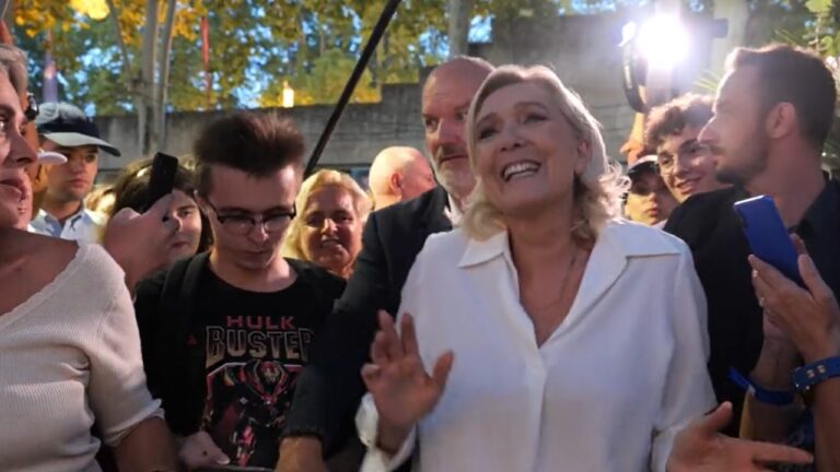Marine Le Pen reprend "Laissez moi danser" de Dalida dans les rues de Beaucaire - marine le pen dalida